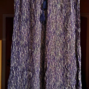 Byxor Twilfit  - Superfin blåvit långa byxor med tofsar! Perfekt året runt, leggings under till kyligare årstid! Går att användas som hög/låg midja. Väldigt långa.  Nyskick och passar definitivt upp till M beroende på hur man vill ha passformen 🩷 Eftertraktade!