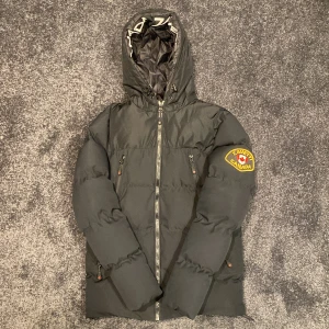 Zavetti canada jacka - Alessandro zavetti jacka, den är i bra skick och ser ut som ny. Jackan har även drawstrings vid midjan och luvan. Pris kan diskuteras.