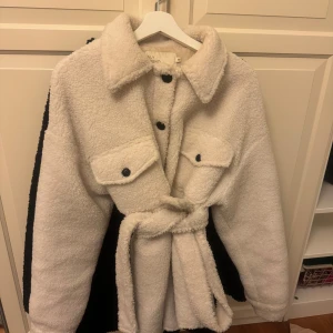 Teddy jacka NELLY - använd fåtal gånger. Jätte mysig och tjock kappa. Storlek 36 