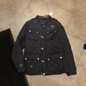 Morris jacka - Säljer nu denna schyssta Morris jacka perfekt nu till vintern🤩 en riktigt stilig jacka 