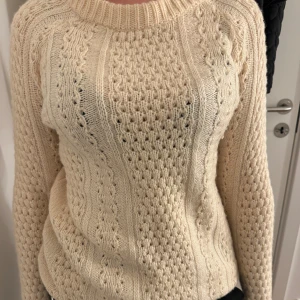 Ljusgul stickad tröja! - Super fin ljusgul stickad som är super mysigt och nästan aldrig använd! Skriv innan köp nu❤️