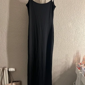 Tajt klänning ifrån bershka - Säljer denna super populära klänningen från bershka, är jättelik den ifrån skims. Sitter tajt och lång med öppen rygg!! Helt ny endast testad.