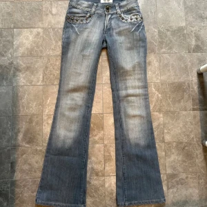 Low waist jeans - Säljer dessa ass coola jeans då dom tyvärr inte kommer till användning! Midjemått 37 och innerbenslängd 82 💓🫶Har en svart fläck på knät 