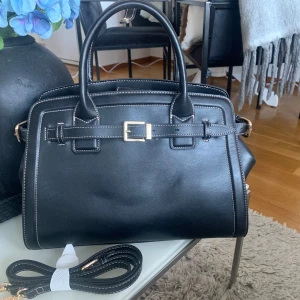 Handväska - Handväska från Next. Använd vid ett tillfälle så i nyskick. Ca 33 cm bred, 23 cm hög och 12 cm djup. 