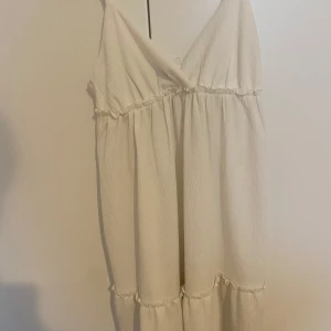 Vit klänning - Säljer denna vita klänningen från Hm. Säljer pågrund den inte kommer till användning mer. Den är i bra skick och är oanvänd. Köpte den för 250kr och säljer för 100kr. Pris kan diskuteras privat. 