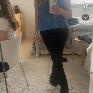 Blus - Säljer denna NEO NOIR blusen nypris 599kr. Då den inte kommer till användning. Nästa helt oanvänd vara använd 1 gång! 