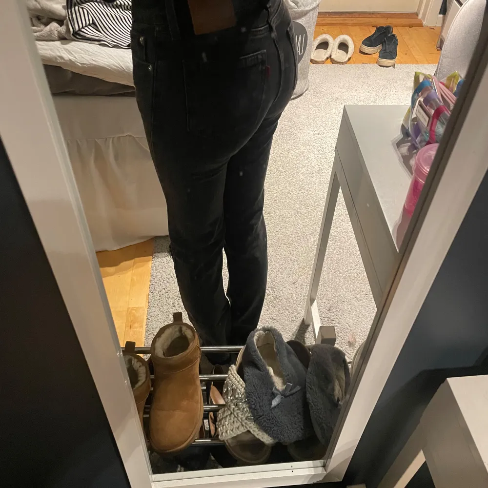 Jätte snygga low waist jeans från Levis!! De är bootcut och med slitningar och hål Knappt använda W24 L32. Jeans & Byxor.