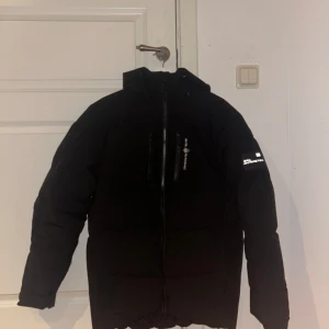 Sail racing jacka  - Säljer min sail racing jacka som är perfekt till vinter då den är väldigt varm och skön, änvänd 2-3 gånger.Ny pris ligger på 3150kr så 1999 är ett väldigt bra pris. Priset är inte hugget i Sten så var inte rädd att skriva privat om fler bilder.