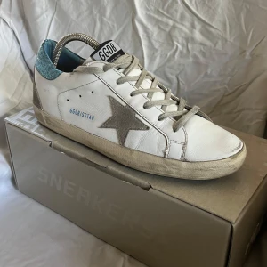 Golden goose  - Ett par jättefina golden goose skor i top skick(9/10). Skorna är 42 men passar 43. Nypris ca6500. Skriv vid frågor eller funderingar.