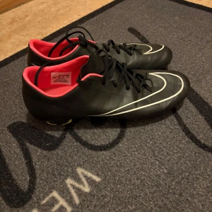 Nike mercurial fotbollskor  - Det är en gammal Nike fotbollsko modell som inte finns längre. Den är i bra skick. Priset kan sänkas.