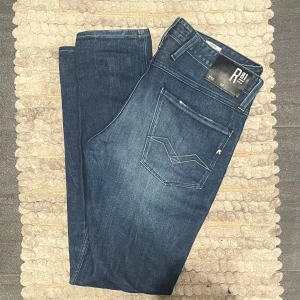 Replay Anbass Jeans  - Säljer ett par snygga jeans från Replay i den populära modellen ”Anbass” || Storlek: W32 L32 || Mycket fina, använda fåtal gånger || Snygga detaljer med slitningarna 