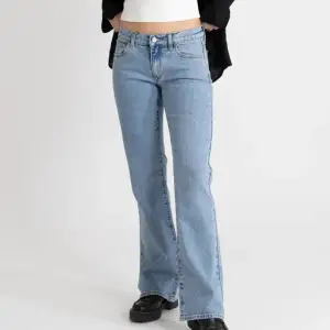 Ett par lågmidjade bootcut jeans från Abrand. Fin blå färg som passar till allt🙌🏻 Nypris 999kr, pris kan diskuteras