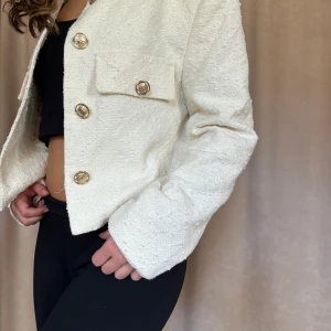 Vit kavaj med guldknappar - •Kavaj/Jacka.                                                   •Perfekt till höst                                                             •XS - S