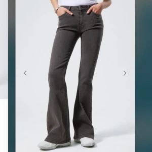 Lågmidjade bootcut jeans❤️ - Low waisted jeans från weekday❤️ andvända men i gott skick❤️ original pris är 590kr men pris kan diskuteras.❤️