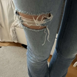 Blåa jeans med hål - Lågmidjade blå jeans med hål, så coola