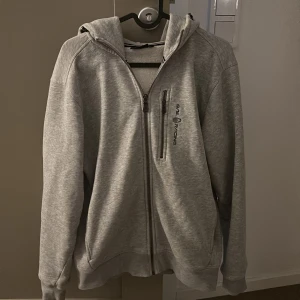 Sail Racing Zip Hoodie - 8/10 Skick, Väldigt bra och skön zip hoodie  stl: M, snabb frakt