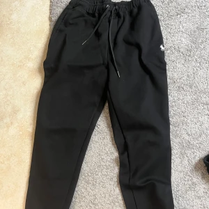 Polo raphl lauren  - Oanvänd polo byxa skön att bära nu till vintern, inget fel på byxorna. Priset kan diskuteras vid snabb affär 