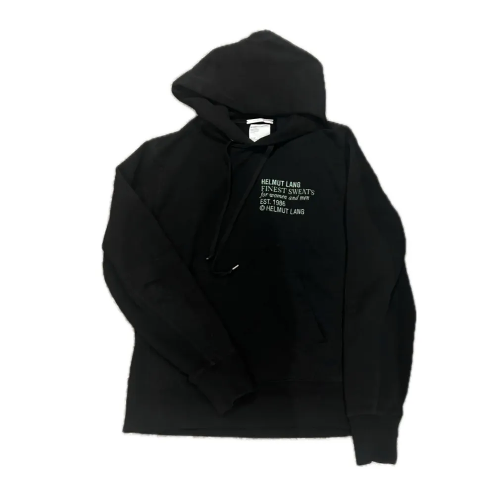 - Svart Helmut lang hoodie med enkelt tryck på framsidan - Storlek XXS men passar M - Skick 9/10 som ny nästan - Endast hoodien medföljer - 100% äkta. Hoodies.