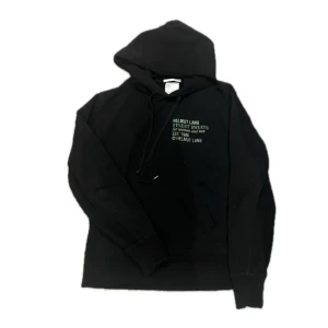Helmut Lang hoodie - - Svart Helmut lang hoodie med enkelt tryck på framsidan - Storlek XXS men passar M - Skick 9/10 som ny nästan - Endast hoodien medföljer - 100% äkta