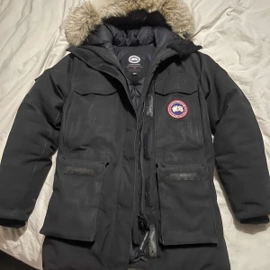 Canada Goose Jacka - Lite sliten i muddarna på ärmen men går att vika in så att det inte märkvärdigt syns. Jackan är i XS men är stor i storleken, så passar S ❄️ Köparen står för frakt 📦