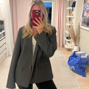 Snygg grå kavaj Kapphal - Super snygg kavaj, köpt second hand men i bra skick! Knappt använd. 