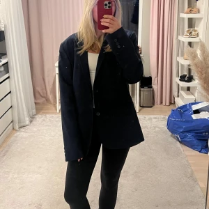 Oversized Kavaj mörkblå H&M - Super snygg mörkblå kavaj ifrån h&m, köpt second hand men fof i bra skick!