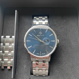 Gant klocka -  Säljer min Gant klocka då jag vill ha någon annan. Den är stilren och snygg med blå urtavla och är servad på Mollstedts i karlstad. Den har 3 månaders garanti kvar. Den är välskött och nypris är 2100 kr. Skriv flr mer info