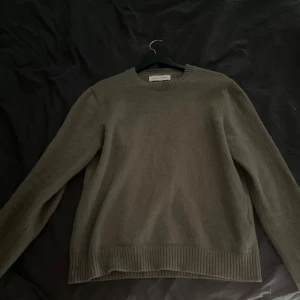 Samsoe Samsoe tröja  - Säljer nu denna riktigt sköna stickade Samsoe Samsoe tröjan. Den är en L men den va lite liten i storleken så skulle nog passa någon med M bättre. Bara använd 2 gånger så är precis som nyskick. Hör av dig min minsta fundering. 