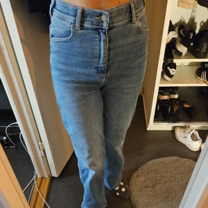 Blå jeans från Dr. Denim - Nytt Säljer ett par klassiska blå jeans från Dr. Denim. De är högmidjade och har en straight passform som ger en tidlös look. Perfekta för både vardag och fest! 🕺. Nypris 699kr. Strl M längd 34