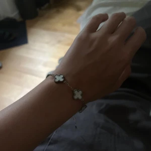 liknade van cleef armband - säljer detta skitsnygga armbandet då de inte kommit till användning