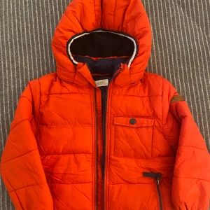 Röd vinterjacka - Inte använd så många gånger.