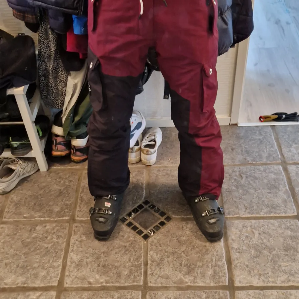 Dope byxor, Iconic Skidbyxa Herr Don Burgundy Perfekta Snowboard och skidbyxor. Använda max 5 gånger. Dom är vattentätta och varma, inga hål eller liknande de går att ändra storleken i midjan med ett elastiskt band(följer hängslen) Skriv för mera!  . Jeans & Byxor.