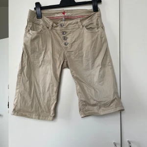 Shorts - Köpt second hand För stora för mig vid midjan (storlek 40)