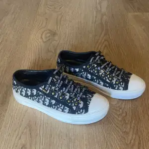 Säljer dessa super snygga Christian dior sneakers i storlek 39 men passar mig som brukar ha 38 skriv jätte gärna om ni är intresserade eller undrar något de är i super bra skick då de endast är använda ett fåtal gånger💕