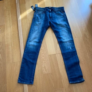 Helt nya jeans - Helt nya replay jeans (oanvända), skicket är 10/10 inga defekter. Storleken är 29/34. Jeansen är köpta för 150€ vilket motsvarar cirka 1700 kr💸. Om du har några frågor eller vill ha någon mer bild på jeansen är det bara att fråga.