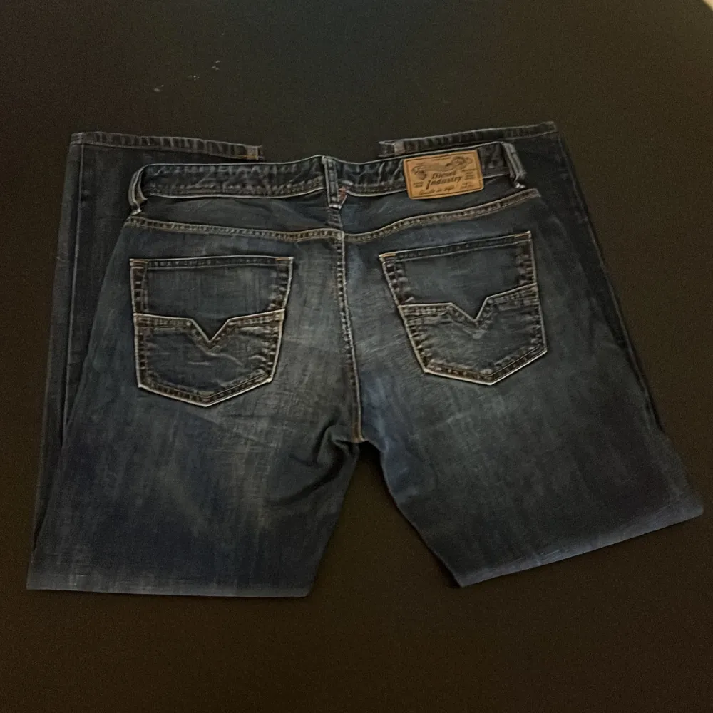 Säljer ett par fina diesel jeans i W34/L30, byxorna är i väldigt fint skick och har en super snygg tvätt, hör av er vid funderingar.. Jeans & Byxor.