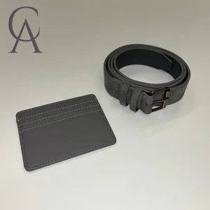 Korthållare, bälte - Office Bundle - Tjenare vi säljer ett bundle som innehåller en grå korthållare och ett grått  bälte. Om du har några frågor så är det bara att skriva till oss. Vi svarar inom kort