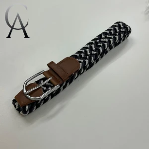 Flätat bälte - Tjenare vi säljer ett flätat bälte med ett grått mönster. Om du har några frågor så är det bara att skriva till oss. Vi svarar inom kort