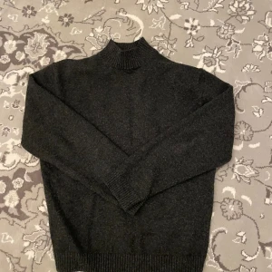 Weekday tröja - ✅Tvättar plagget innan jag skickar✅ Säljer min stickade weekday tröja. Som ny, inga defekter! Perfekt för dig runt 170-185. Priset är inte hugget i sten. Nypris ~700 om jag minns rätt. 