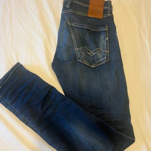 replay anbass  - Säljer nu dessa riktigt feta replay jeans då de ej används  W29 L32 Cond:9,5/10  Hör av dig om du har någon fråga  Kan gå ner i pris vid snabb affär 