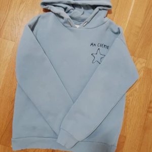 Ma Chérie hoodie - Säljer min ljusblå Ma Chérie tröja från Gina Tricot då jag inte använder den längre. Den är i storlek 146/152. 
