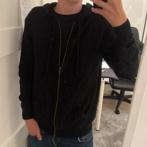 Kashmir hoodie - Nu säljer jag min Kashmir hoodie från Davida cashimre. Hoodie är i storlek S och är i rätt så bra skick, nypris ligger på runt 2500 kr i nypris. Tröjan är lite kontring och har lite lösa trådar på bild tre men det är inget hål eller något. 