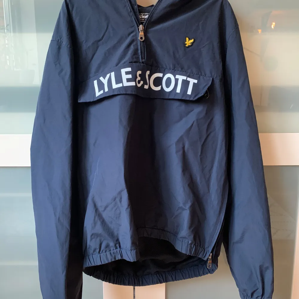 Säljer en winbreaker jacka som inte används många gånger som kommer från Lyle&Scott. | skick: Väldigt fint skick, synts inte på användning. Är lite skrynklig då den har legat till sig ett tag bara. | Stl: year 15-16 (XS/S), passar mer som XS. . Jackor.