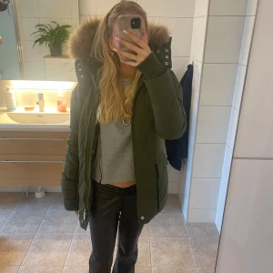 Grön lång jacka från jlindeberg - Grå Låmg jacka från jlinderberg storlek xs