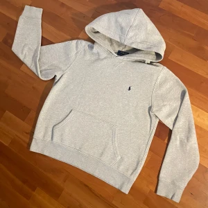 Ralph Lauren Hoodie - Säljer en Ralph Lauren Hoodie som är perfekt för vintern/hösten | väldigt bra skick, inga slitage eller fläckar | storlek XS |
