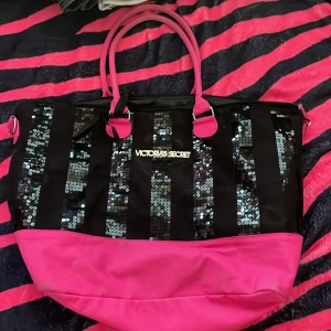 Stor Victoria secret väska - Köpte på plick men använder dock ej så ofta bra skick inga fläckar eller skador