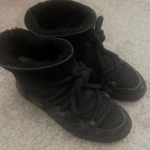Inuikki skor - Säljer mina inuikii skor. Använda och har mindre defekter men de är fortfarande fina💕