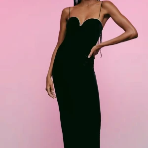 Klänning i sammet - Långklänning från Gina tricot. Aldrig kommit till användning. Nyskick med lapp kvar. En liten slits i bak