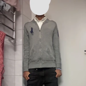 Retro Ralph Laurent kofta - En snygg polo Ralph laruten retro tröja i ett riktigt bra skick, vid fler frågor är det bara att skriva 