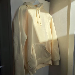 Hoodie från Bik Bok💛 - Super gosig hoodie från Bik Bok till nu i höst!🍁 Ljusgul och använd ett par gånger, skriv för frågor❤️